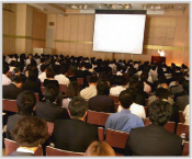 セミナー会場にはLED照明に関心を寄せるたくさんの方々が来訪致しました。.jpg