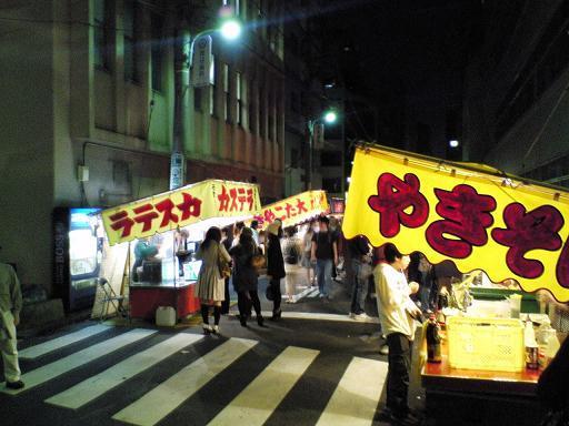 露店に囲まれるスリーイーグループ本社